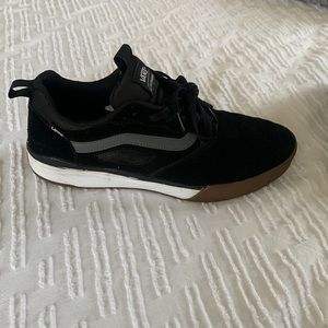 Vans ultra range - black w/ gray - suede size 11